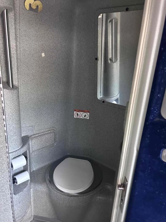 2017 MCI J4500 Coach Bus - Image 9