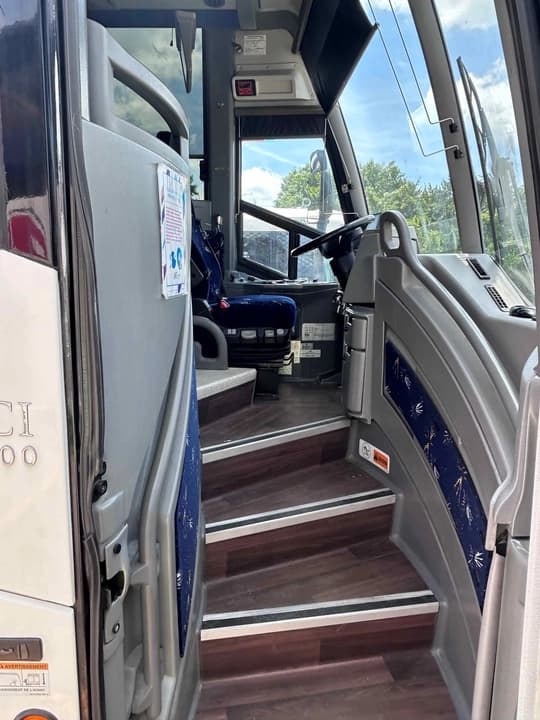 2017 MCI J4500 Coach Bus - Image 5