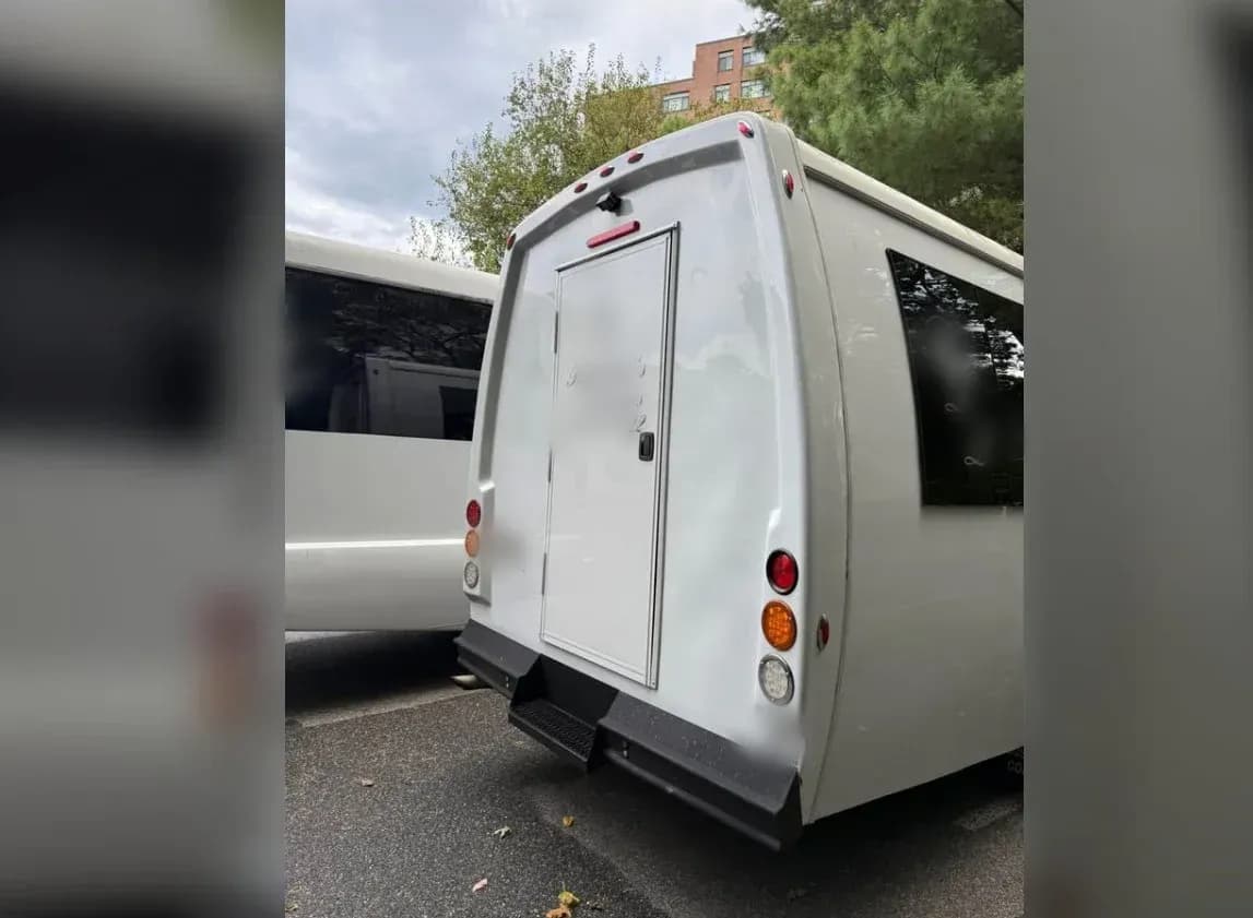 2018 Ford E-450 27P Exec - Image 5