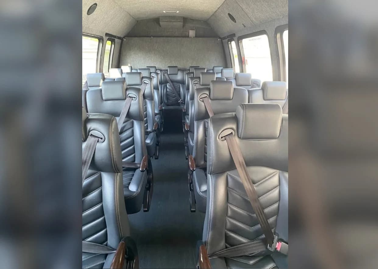 2018 Ford E-450 27P Exec - Image 4