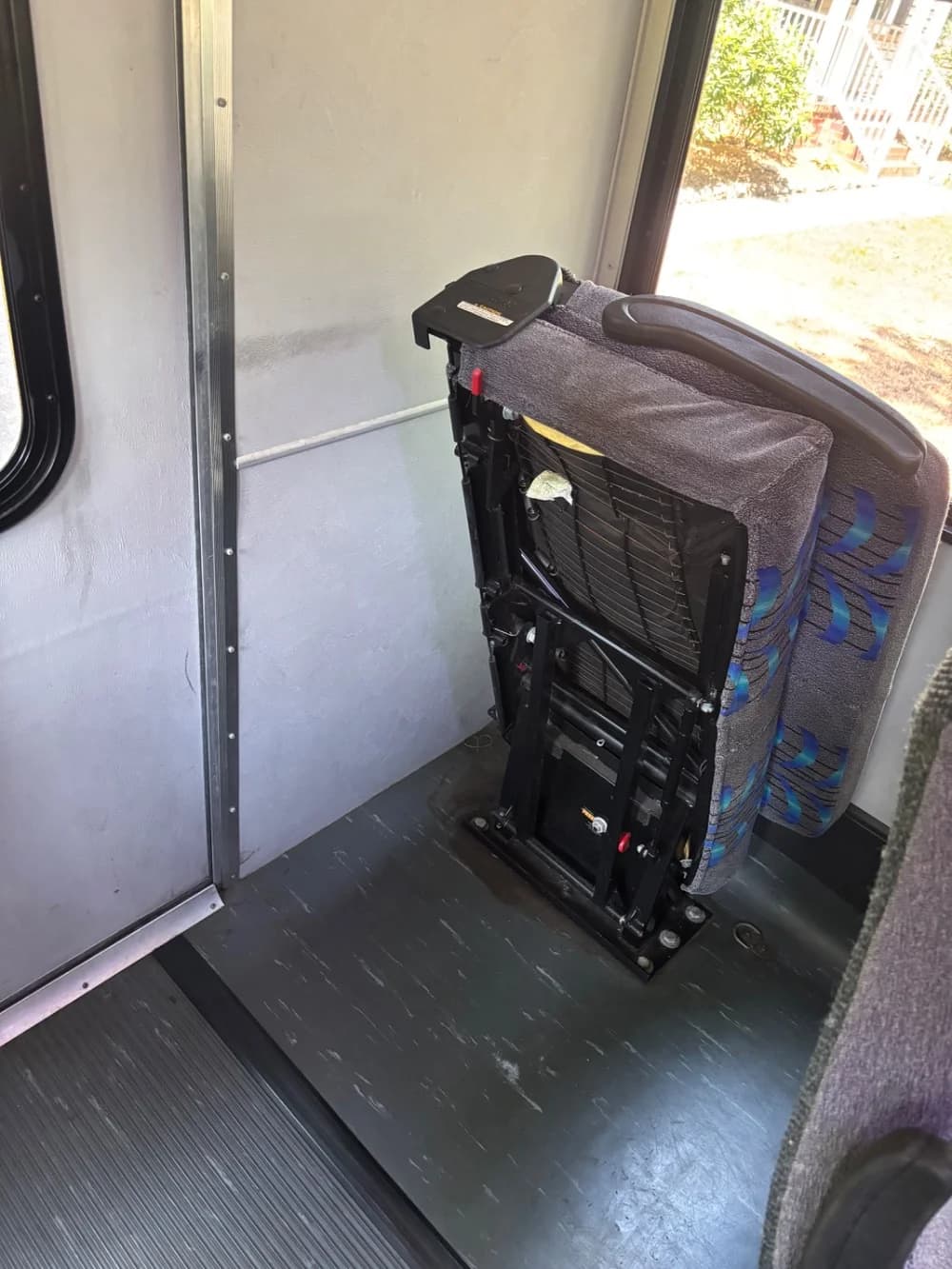 2011 Ford F-550 - Image 10