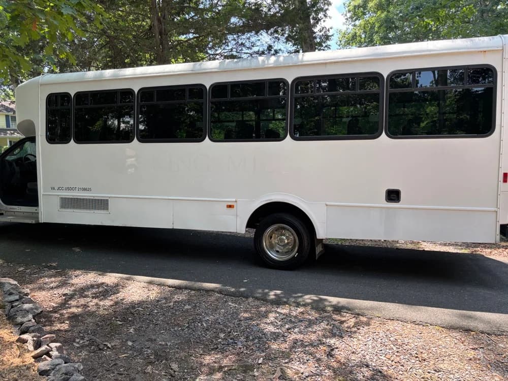 2011 Ford F-550 - Image 11