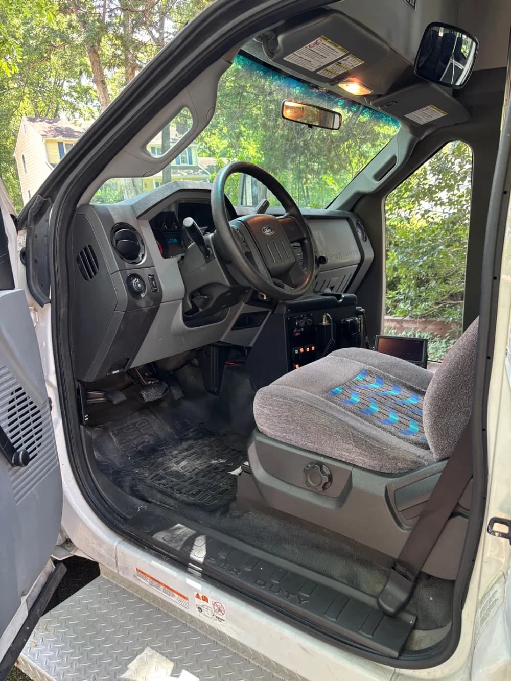 2011 Ford F-550 - Image 2