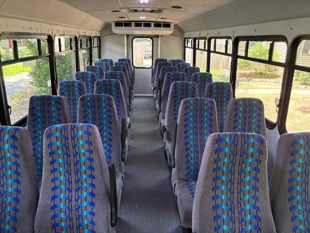 2011 Ford F-550 - Image 8