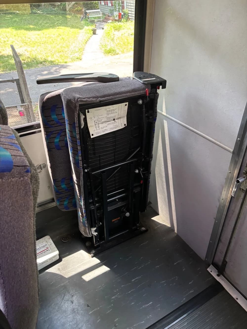 2011 Ford F-550 - Image 9