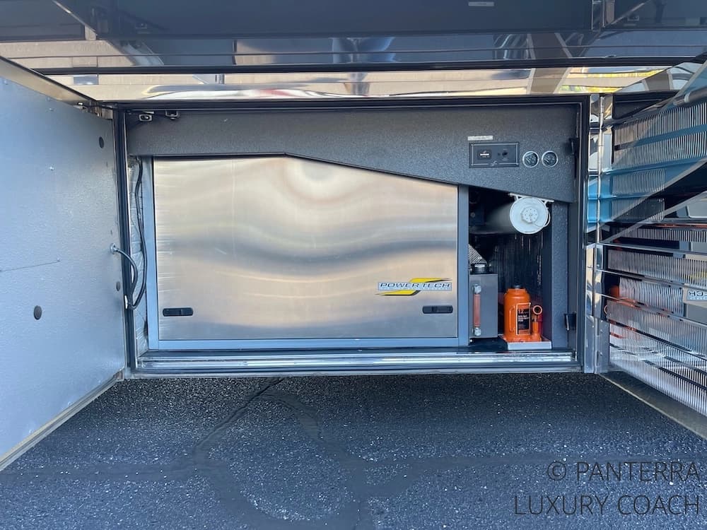 2006 Prevost Legendary XLII Coach - Image 12