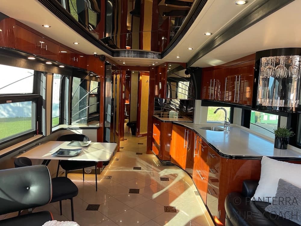 2006 Prevost Legendary XLII Coach - Image 28