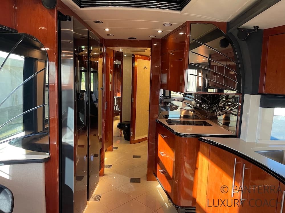 2006 Prevost Legendary XLII Coach - Image 31