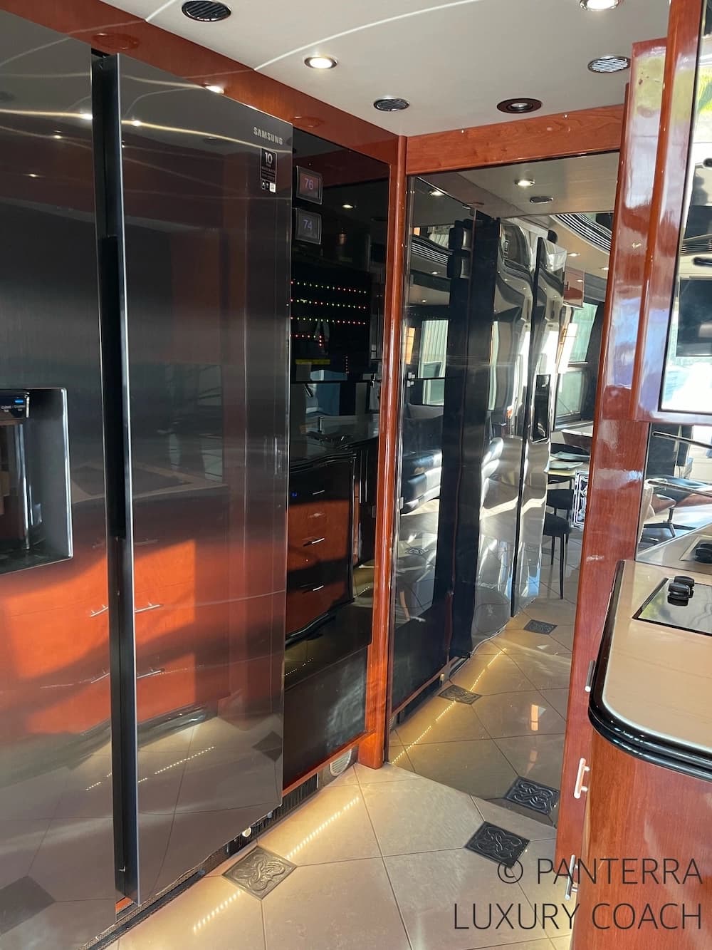 2006 Prevost Legendary XLII Coach - Image 36