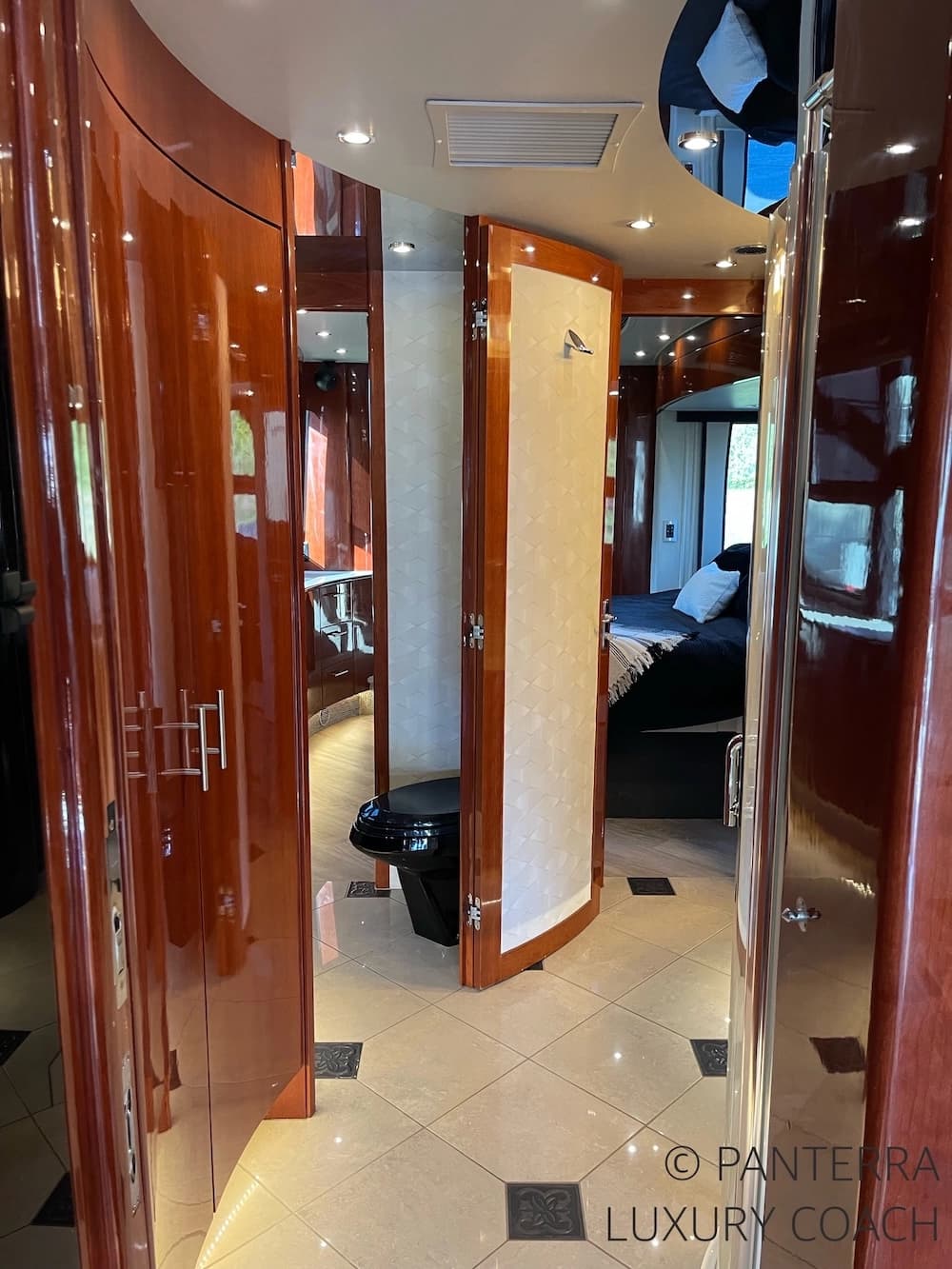 2006 Prevost Legendary XLII Coach - Image 37