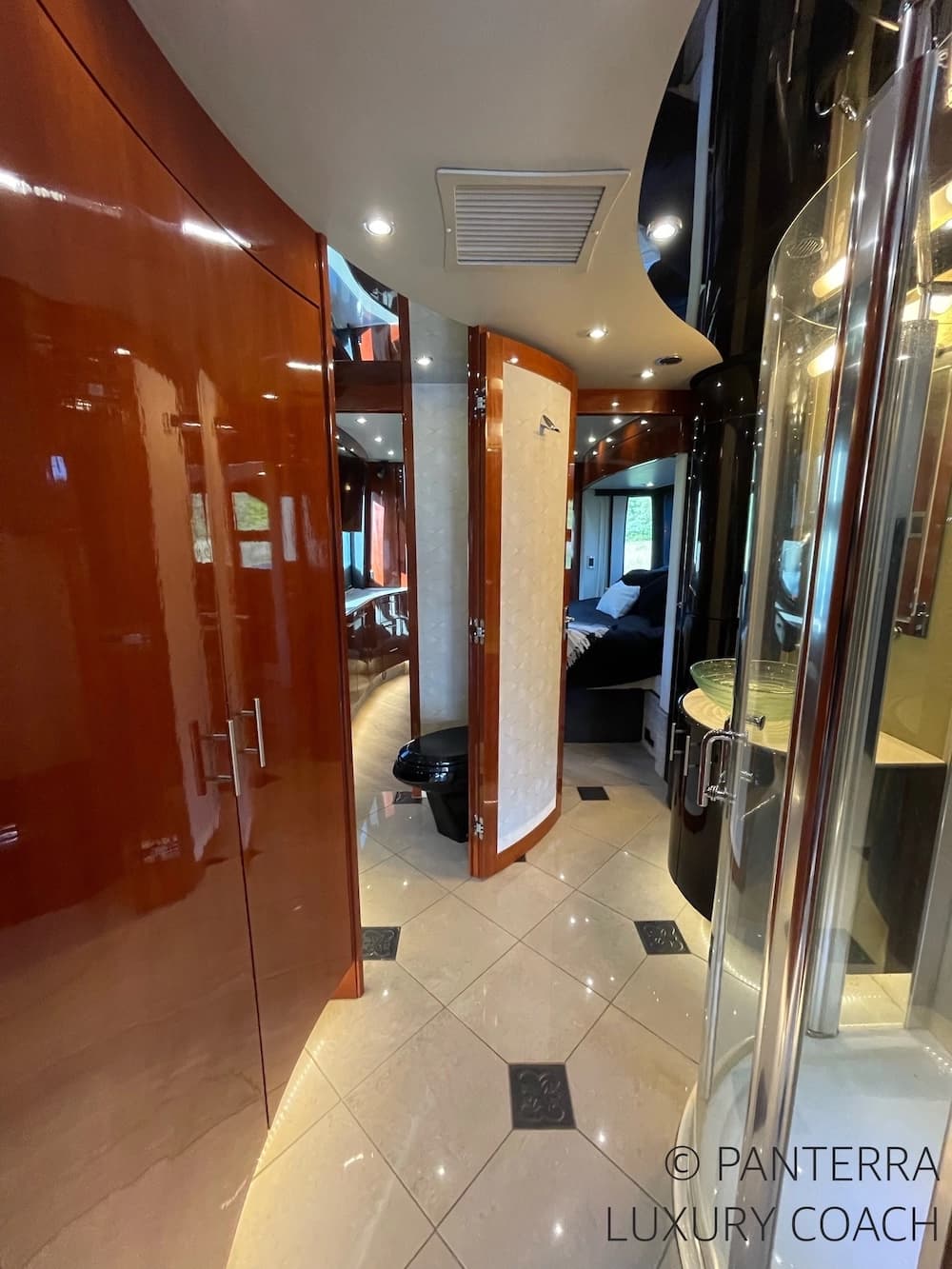 2006 Prevost Legendary XLII Coach - Image 38