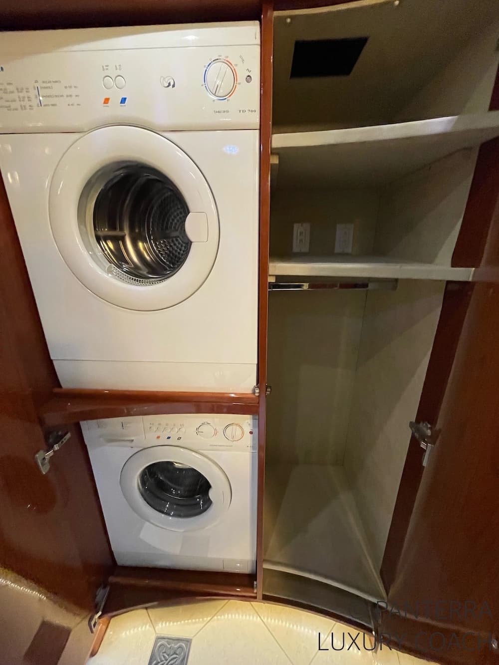 2006 Prevost Legendary XLII Coach - Image 39