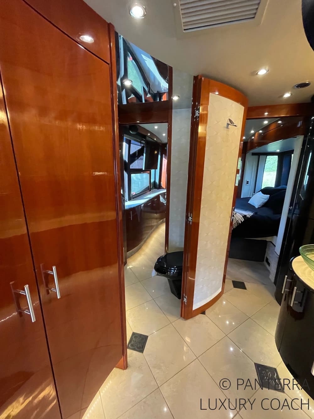 2006 Prevost Legendary XLII Coach - Image 40