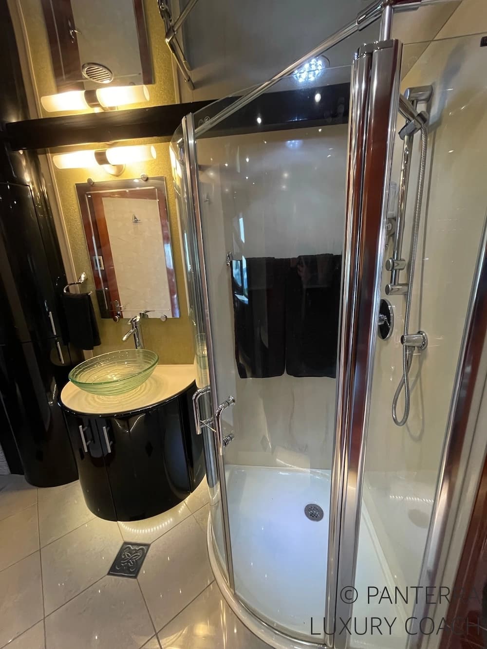 2006 Prevost Legendary XLII Coach - Image 41