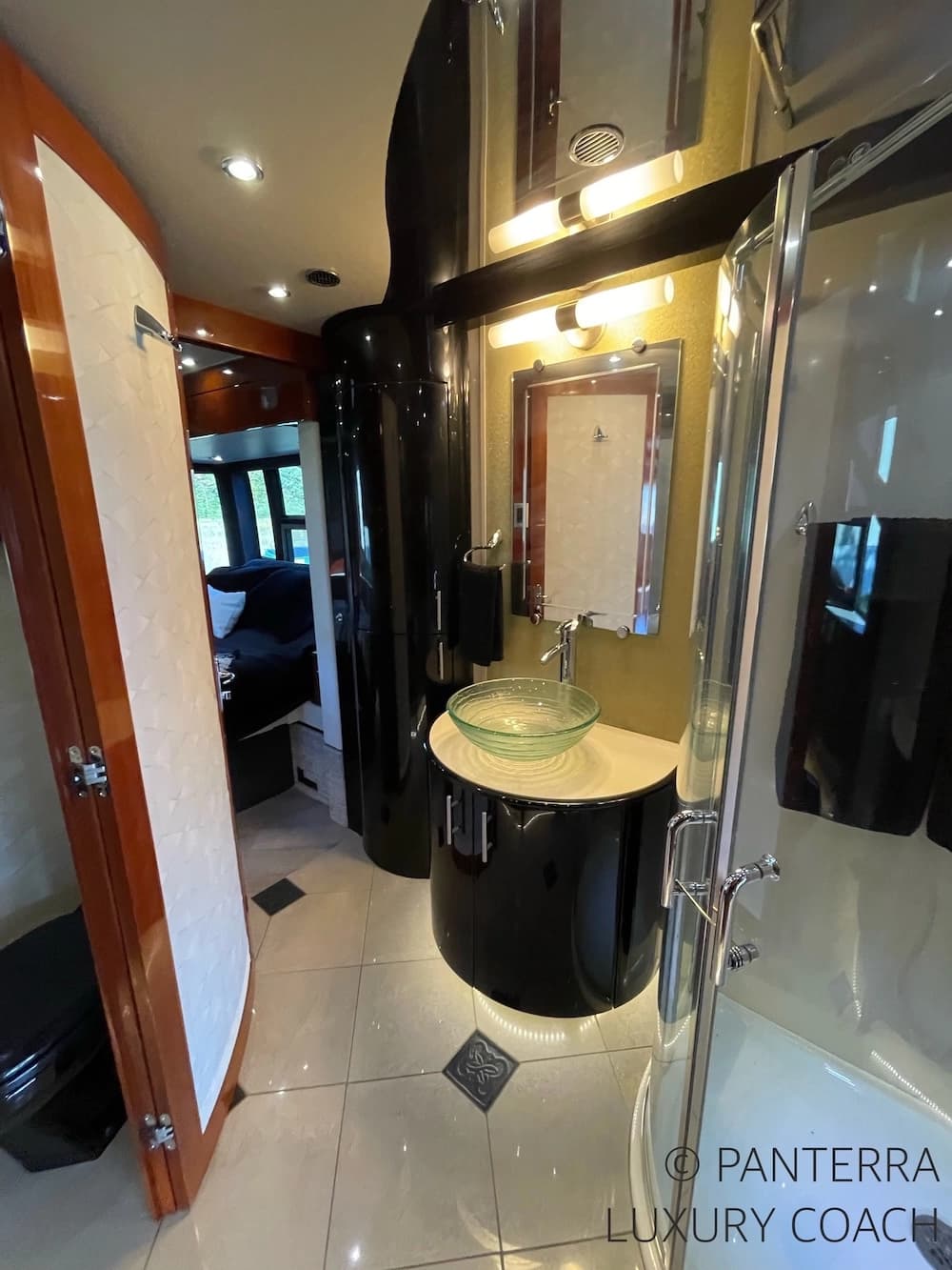 2006 Prevost Legendary XLII Coach - Image 42