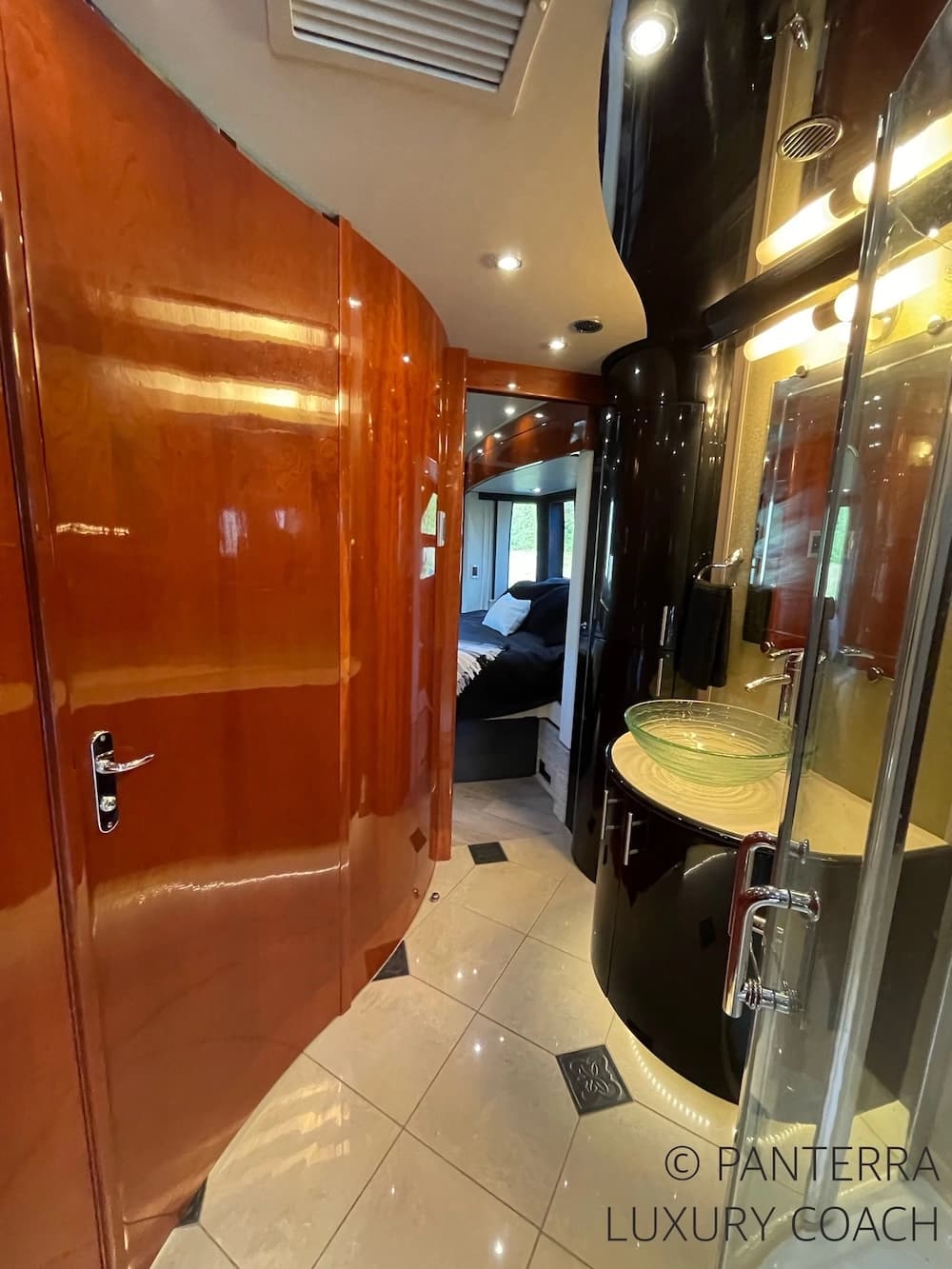 2006 Prevost Legendary XLII Coach - Image 43