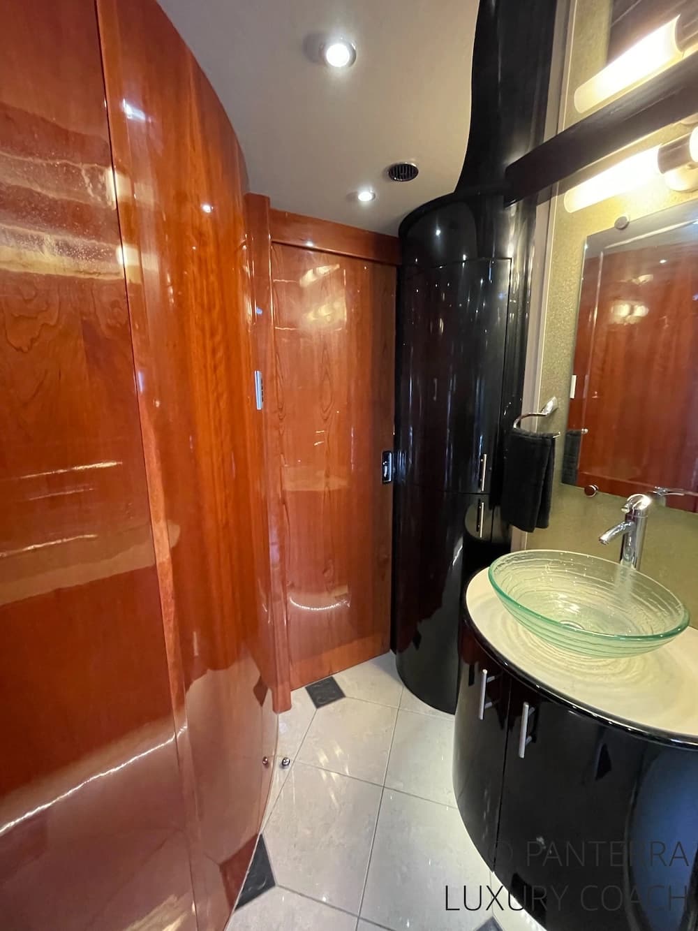 2006 Prevost Legendary XLII Coach - Image 44