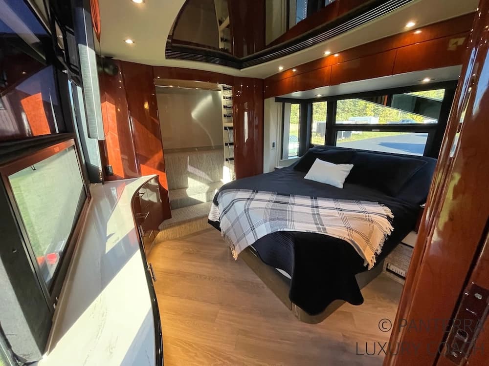 2006 Prevost Legendary XLII Coach - Image 50