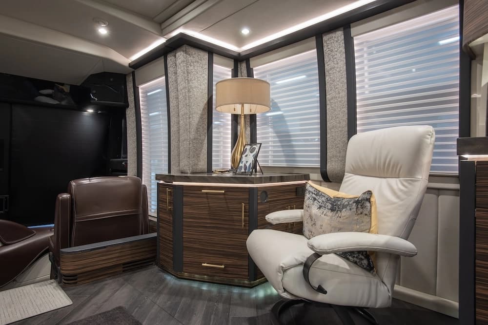 2019 Prevost Elegant Lady H3-45 Motorhome - Image 11