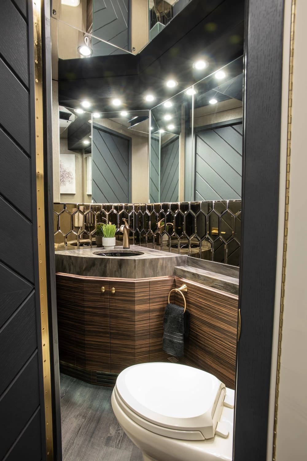 2019 Prevost Elegant Lady H3-45 Motorhome - Image 16