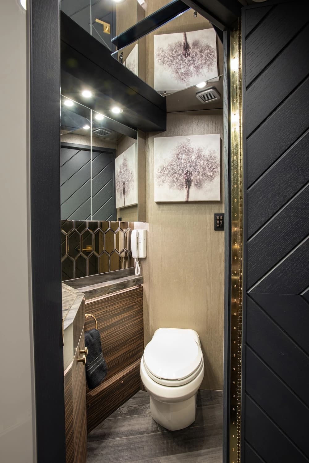 2019 Prevost Elegant Lady H3-45 Motorhome - Image 17