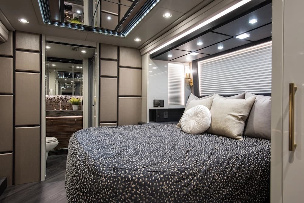 2019 Prevost Elegant Lady H3-45 Motorhome - Image 18
