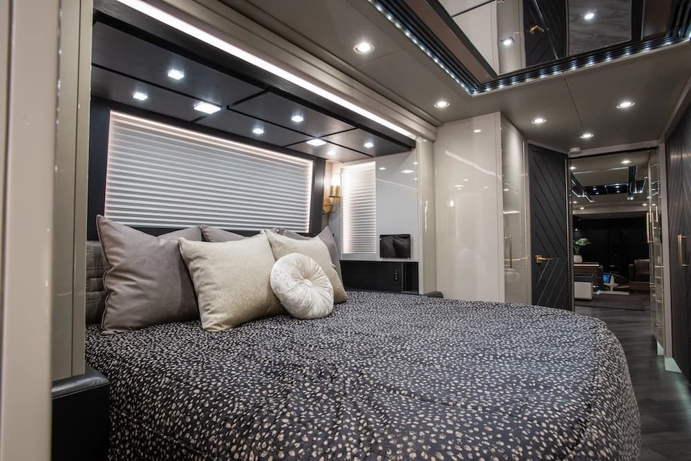 2019 Prevost Elegant Lady H3-45 Motorhome - Image 20