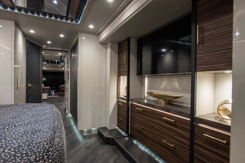 2019 Prevost Elegant Lady H3-45 Motorhome - Image 21