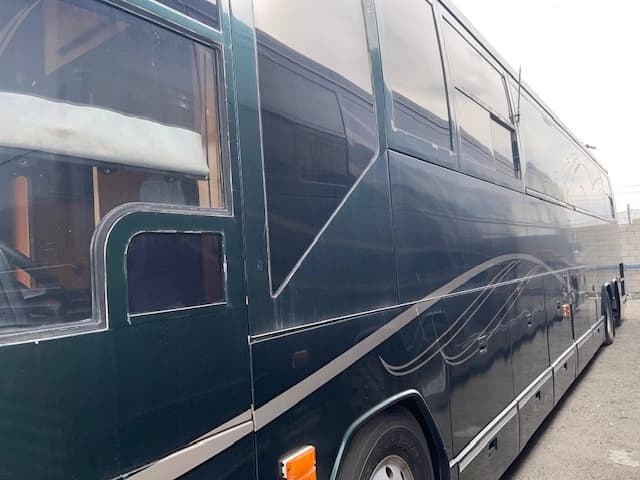 2000 MCI Renaissance Motorhome - Image 2