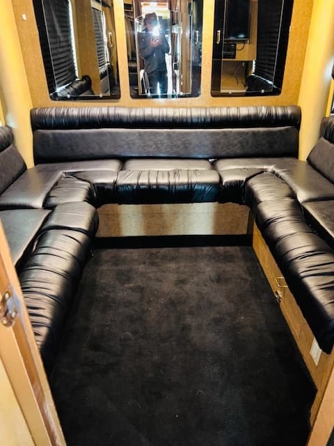 2000 MCI Renaissance Motorhome - Image 11