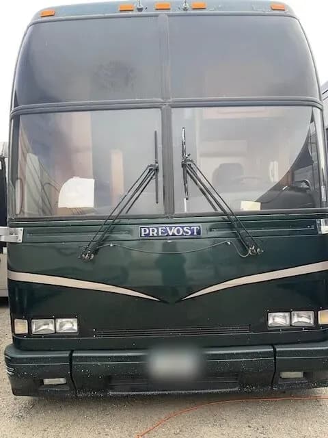 2000 MCI Renaissance Motorhome - Image 3