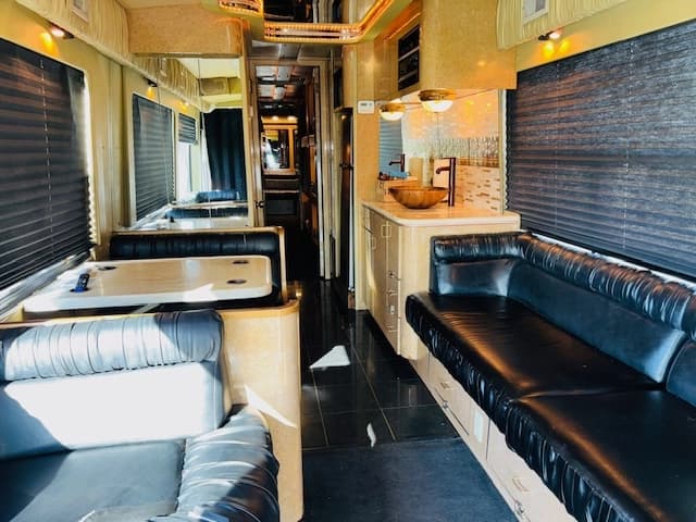 2000 MCI Renaissance Motorhome - Image 6