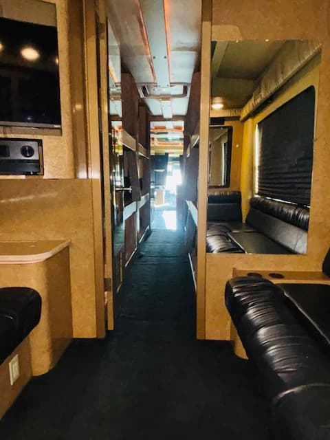 2000 MCI Renaissance Motorhome - Image 7