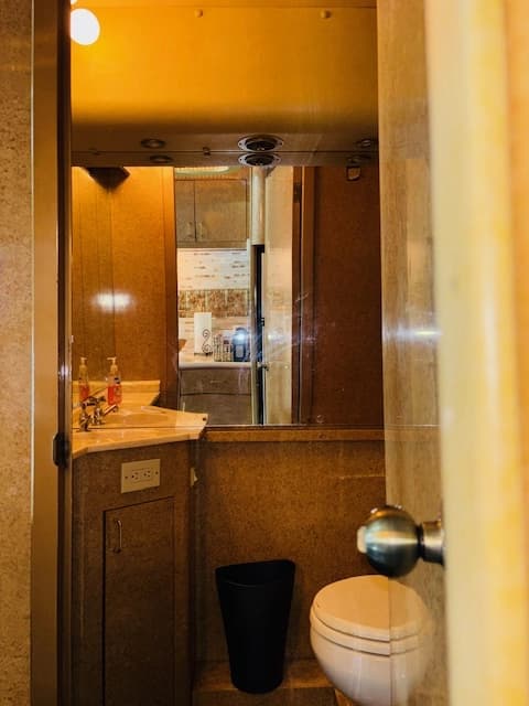 2000 MCI Renaissance Motorhome - Image 9