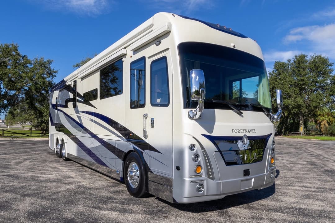 25 Foretravel ISX605 bus