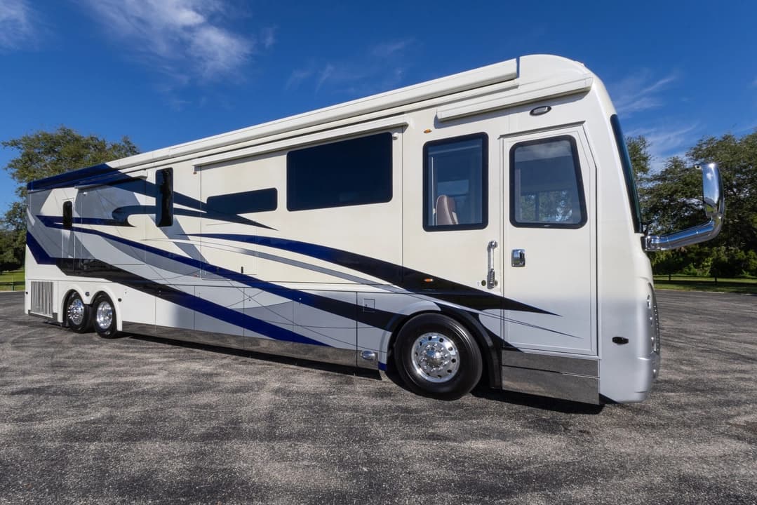 2025 Foretravel ISX605 Motorhome - Image 2