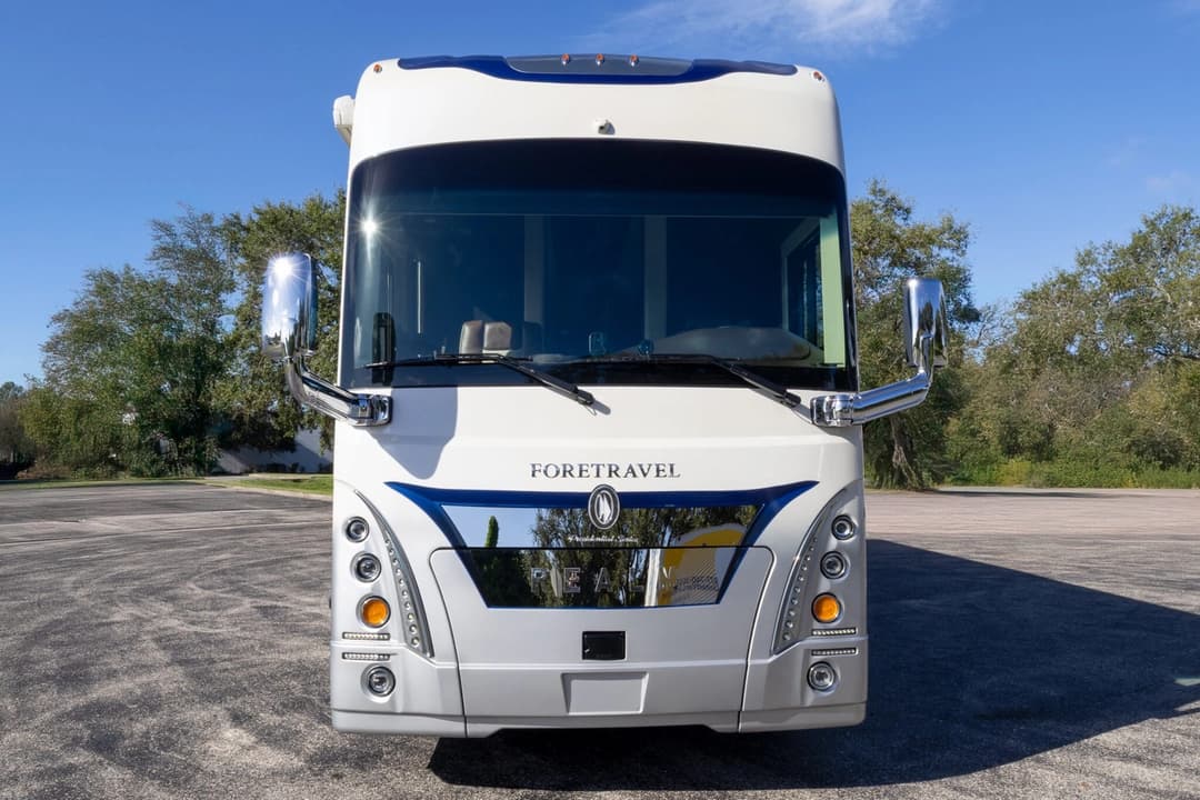 2025 Foretravel ISX605 Motorhome - Image 12