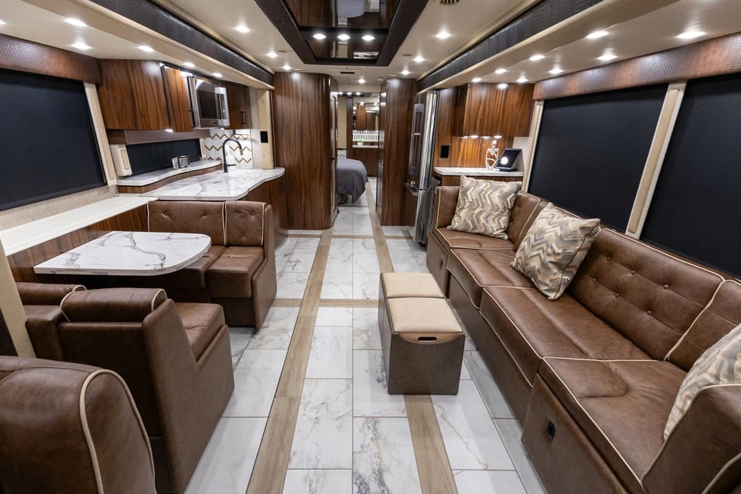 2025 Foretravel ISX605 Motorhome - Image 14