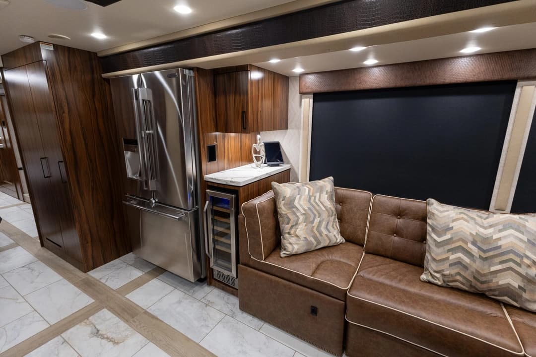 2025 Foretravel ISX605 Motorhome - Image 16