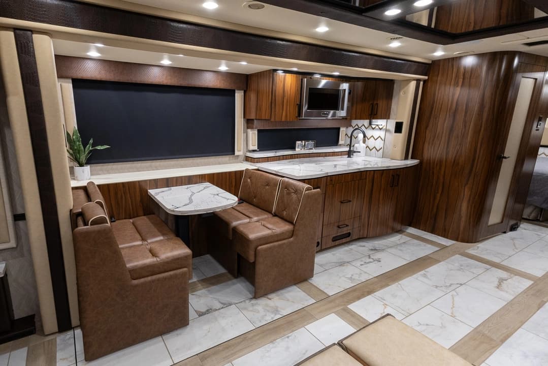 2025 Foretravel ISX605 Motorhome - Image 17