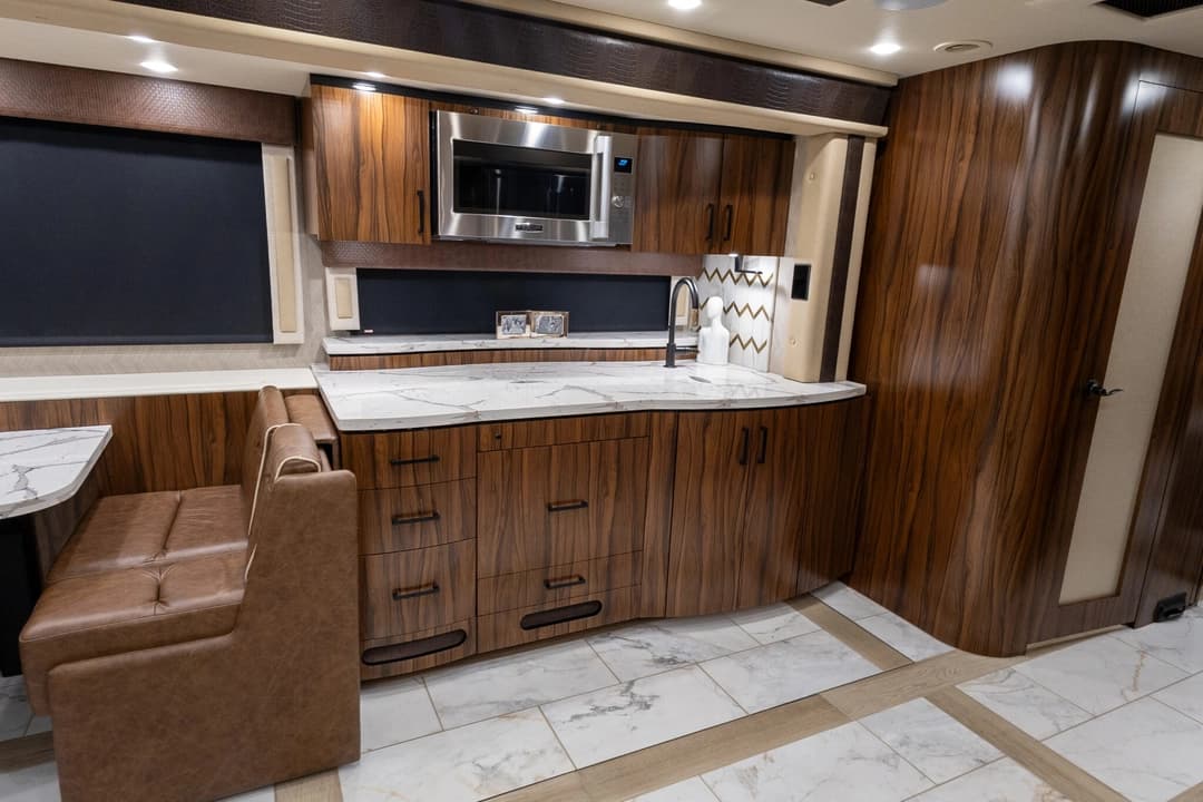 2025 Foretravel ISX605 Motorhome - Image 18