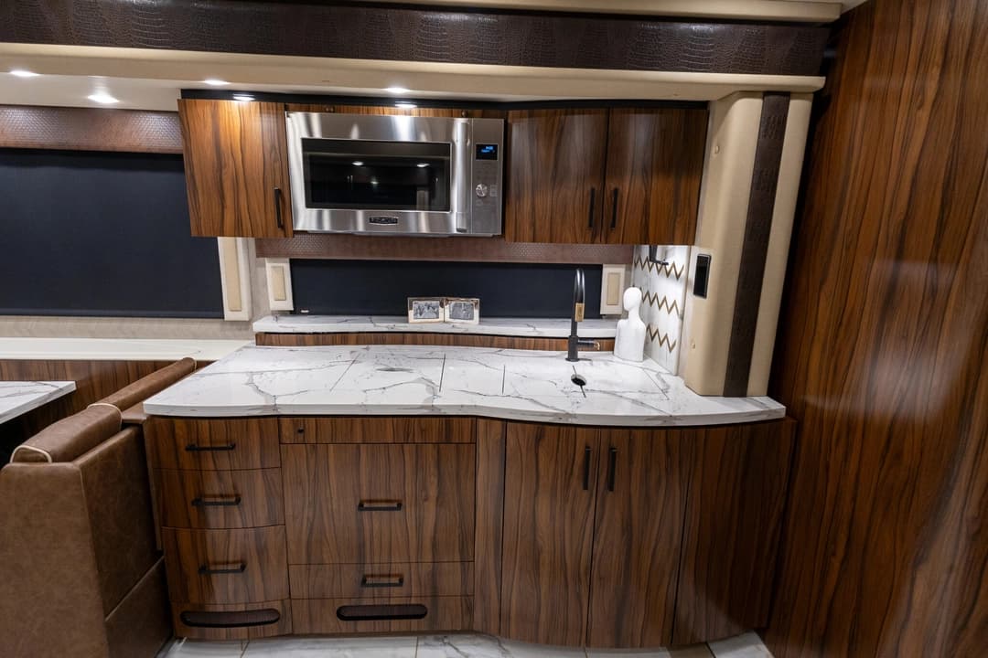 2025 Foretravel ISX605 Motorhome - Image 19