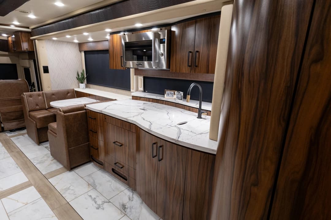 2025 Foretravel ISX605 Motorhome - Image 20