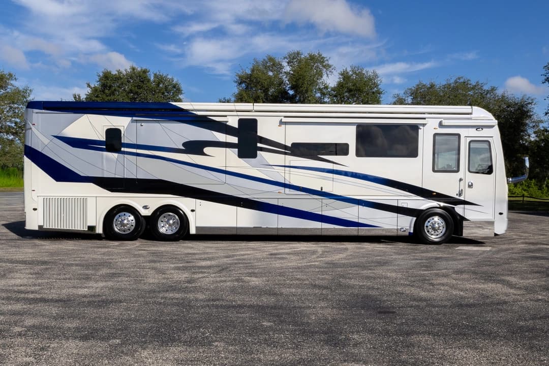 2025 Foretravel ISX605 Motorhome - Image 3