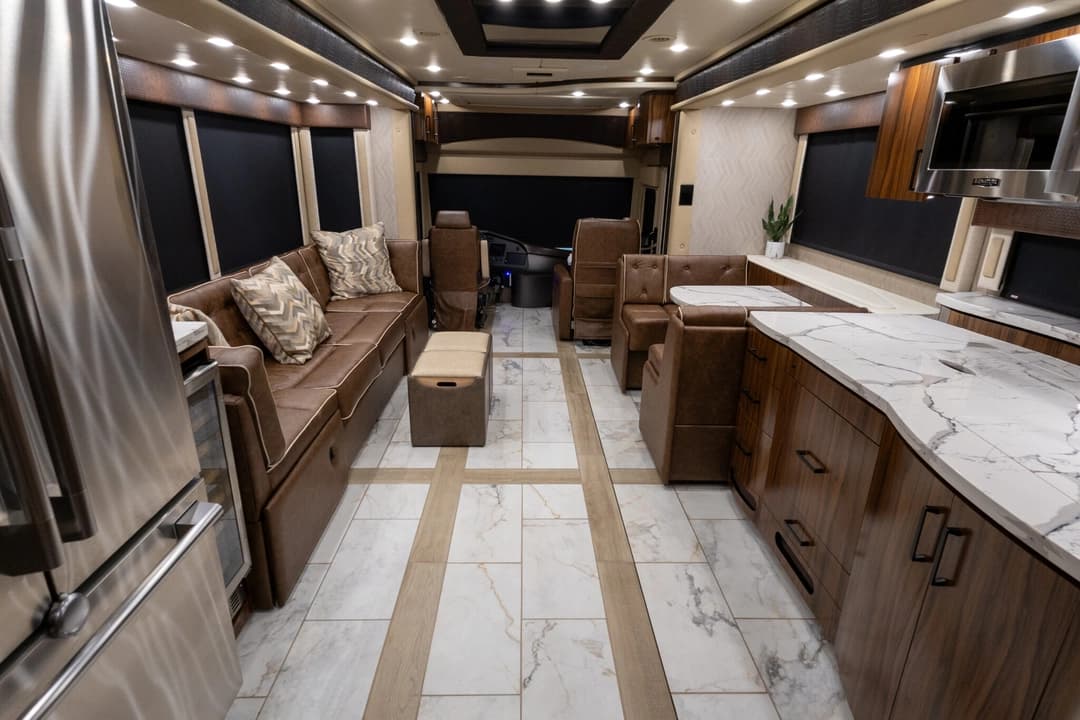 2025 Foretravel ISX605 Motorhome - Image 21