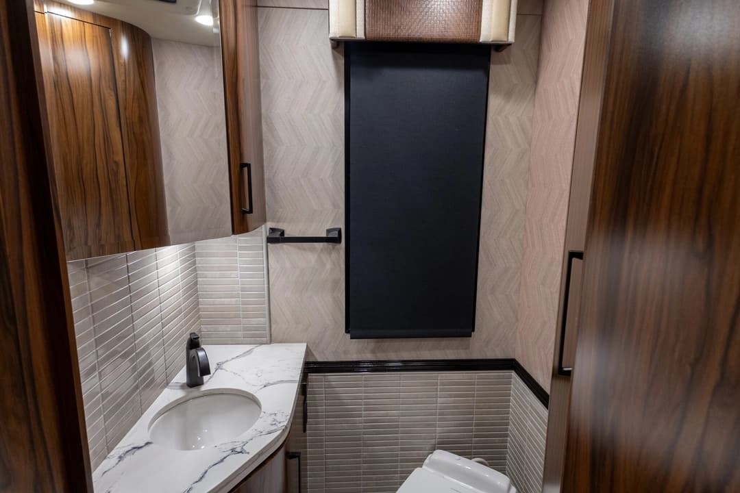 2025 Foretravel ISX605 Motorhome - Image 22