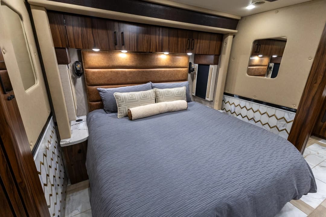 2025 Foretravel ISX605 Motorhome - Image 24