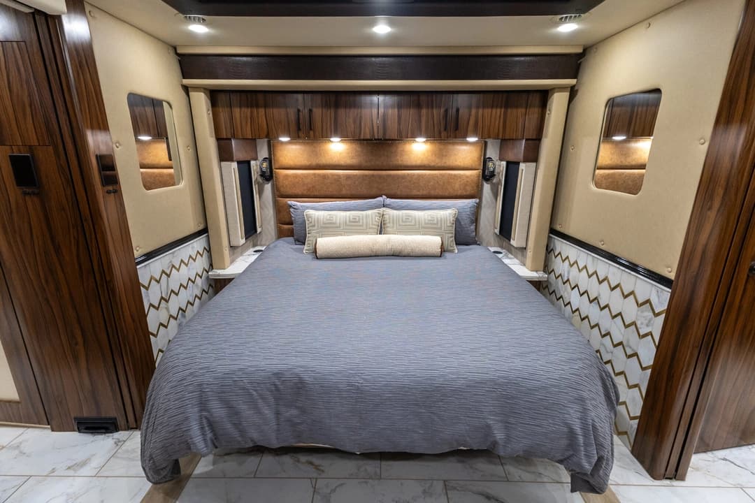 2025 Foretravel ISX605 Motorhome - Image 25