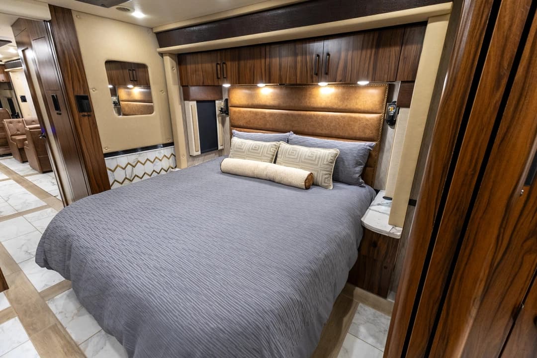 2025 Foretravel ISX605 Motorhome - Image 26