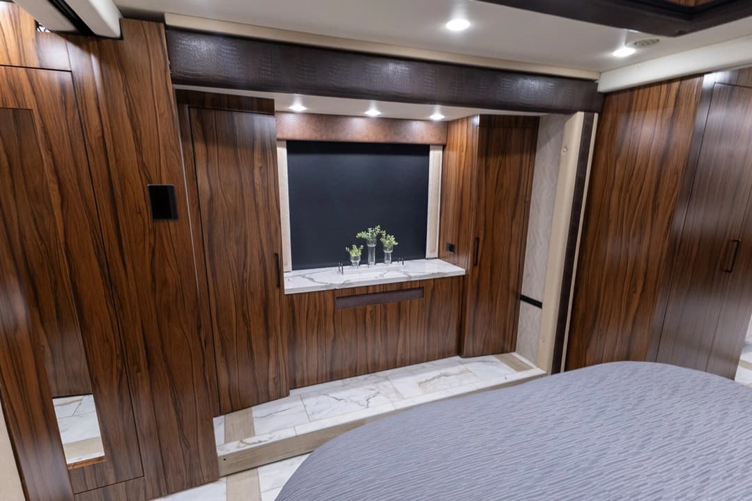 2025 Foretravel ISX605 Motorhome - Image 27